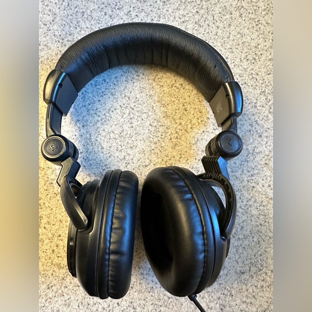 Tascam TH-02 wired headphones
